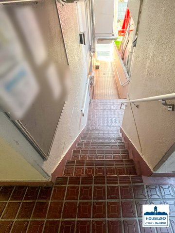 【オーナーチェンジ】丸美シャトー大須　中区大須２丁目のその他共用部分|共用階段はこのように1階路地と接しています