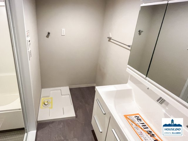 【オーナーチェンジ】丸美シャトー大須　中区大須２丁目の洗面所|収納力のある3面鏡タイプの洗面台はシャワーも設置されていて便利です