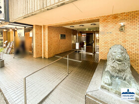 【オーナーチェンジ】ライオンズマンション東桜のエントランス|彫像が配置されて重厚感が演出されたエントランスです