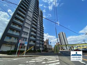 ペット可＆最上階！ヴィークステージ茶屋ヶ坂スカイレジデンスの外観|マンション前面道路含む現地写真です。