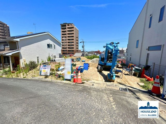 名古屋市千種区光が丘１丁目の売地の前面道路含む現地写真|南側から道路越しに撮影した写真です