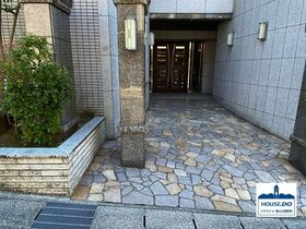 【駐車場空有＆ペット飼育可♪】パルシオ本山鹿子町のエントランス|明るく落ち着いたエントランスです。