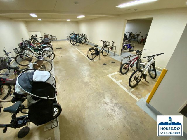 ペット可！R6,8月リフォーム済♪藤和東山公園ホームズの駐輪場|屋内にある駐輪場は、明るく雨風も凌げて嬉しい設計ですね♪