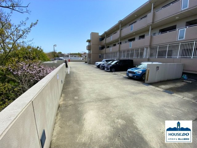 ペット可！R6,8月リフォーム済♪藤和東山公園ホームズの駐車場|敷地内平面駐車場のようす。