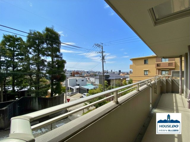 ペット可！R6,8月リフォーム済♪藤和東山公園ホームズの展望|2階バルコニーからの景色です。
南西方向に面したL字型バルコニーは、幅もあってリラックス空間としても使えそう。
