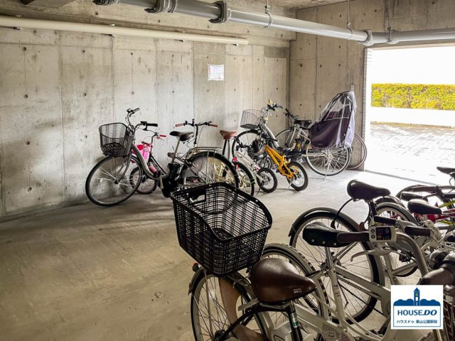 【LDK約22帖！3階・南向き♪】サンハイツ八事ふじみA棟の駐輪場|屋内平面式の敷地内駐輪場です