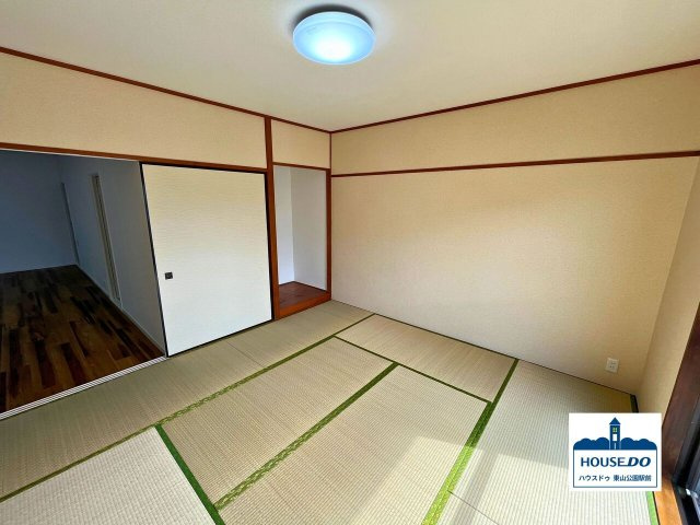 両面バルコニー！三旺マンション第7名東の和室|8帖の和室。
床の間、押入れがしっかり付いています。
畳表は張り替え済みです