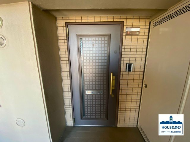 南西角部屋！R7年6月リフォーム完了予定♪オペラ・デ・社台の玄関|共用通路から見た玄関の様子