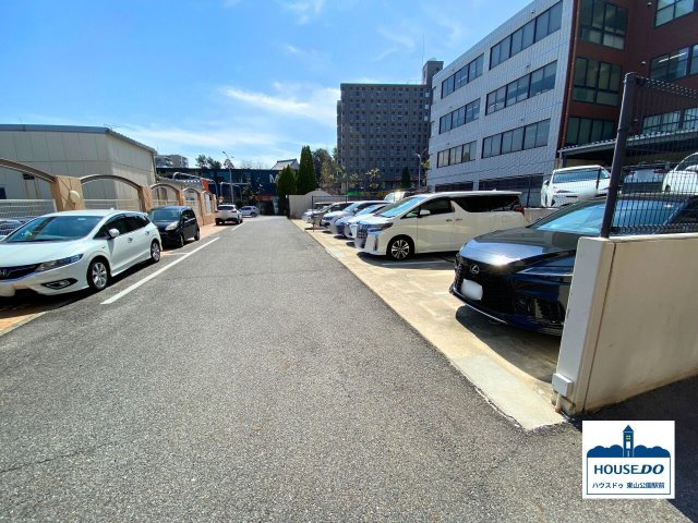 南西角部屋！R7年6月リフォーム完了予定♪オペラ・デ・社台の駐車場|敷地内平面駐車場の様子
