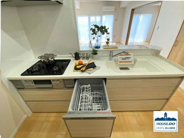 南西角部屋！R7年6月リフォーム完了予定♪オペラ・デ・社台のキッチン|最新設備を備えたスタイリッシュなキッチンは、ワイドシンク、三口コンロ、食洗機などを装備。
作業効率をアップします