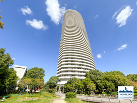 高層階！駐車場1台継承可！ザ・シーン城北アストロタワーの外観|地上43階建てのスタイリッシュなフォルムが、街の風景に優雅な存在感を放ちます。