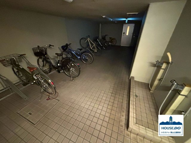 R7年5月リフォーム完了予定！D'グランセ八事御幸山の駐輪場|雨風の影響を受けない屋内式の駐輪場です。
ペットの足洗いにも使える水道付きです。