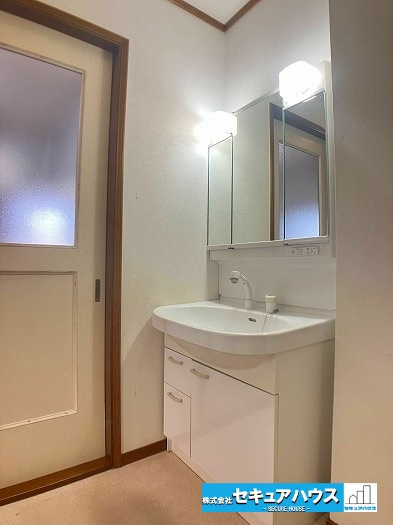 【今からご案内可能】東海市加木屋町東大堀　中古戸建ての独立洗面台|【洗面台】
◆鏡の裏にはたっぷりと収納スペースを標準装備！
◆電源を付属しているのでドライヤーなど利用できます♪