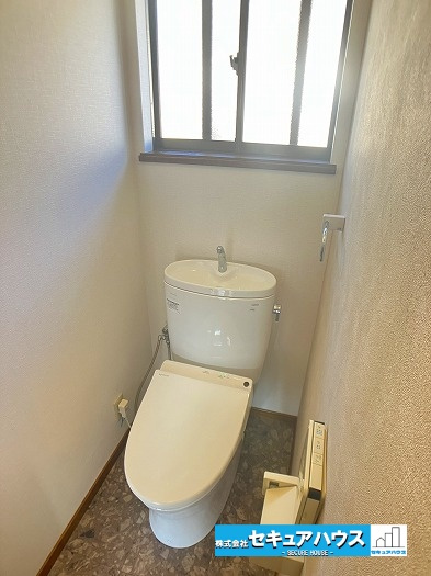 【今からご案内可能】東海市加木屋町東大堀　中古戸建てのトイレ|【2階トイレ】
■株式会社　セキュアハウス■
住宅ローンに強く、知識、経験豊富なスタッフ在籍
お客様に寄り添い、ご成約後もサポート致します♪