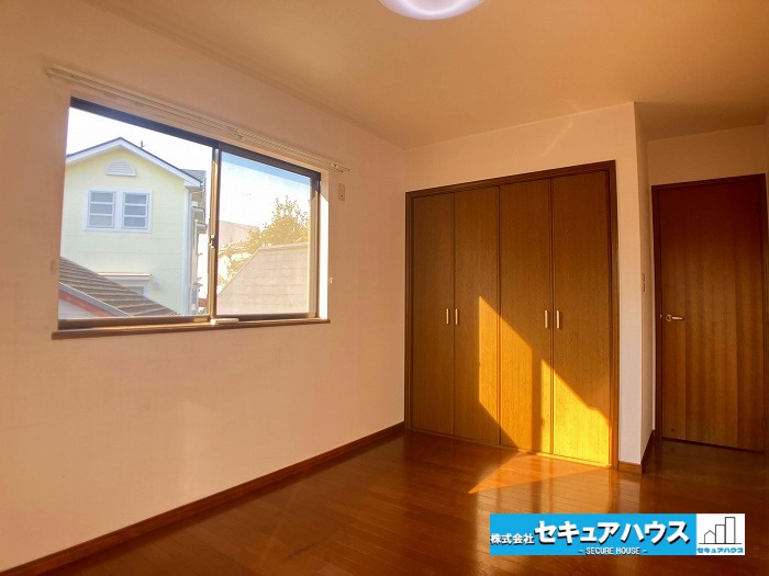 【今からご案内可能】東海市加木屋町東大堀　中古戸建ての洋室|【洋室】
◆家族一人ひとりの大切なプライベート空間。趣味に合わせて使って頂けるようシンプルに仕上げてあります。暮らし心地を大きく左右する収納を、適材適所に配置し使い勝手を考慮しました♪