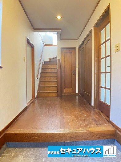 【今からご案内可能】東海市加木屋町東大堀　中古戸建ての玄関|【玄関】
◆光が差し込み明るいです。気分も晴れやかになりますね♪