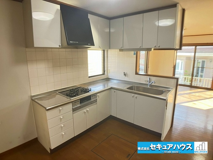 【今からご案内可能】東海市加木屋町東大堀　中古戸建てのキッチン|【キッチン】
収納スペースがたくさん付いており、コンロも三口になっております♪