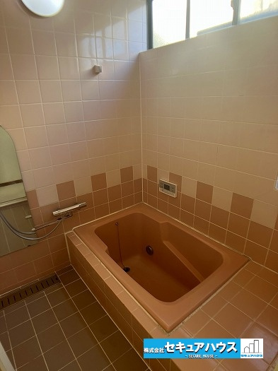 【今からご案内可能】東海市加木屋町東大堀　中古戸建ての浴室|【浴室】
◆追い炊き機能付き、窓付きで、カビの繁殖を抑える効果があります♪