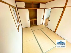 ◆グランドメゾンサン原A棟◆駅・お買い物施設徒歩約3分圏内！の和室|和室の畳表もあたらしく張り替えました。
押入があり収納も十分です