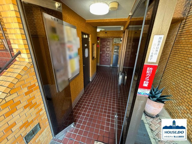 ◆ライオンズマンション東白壁◆R7,10月リフォーム完了予定のエントランス|レンガのやさしい表情と温かなブラウンカラーが、家族やゲストを心地よく迎えます。