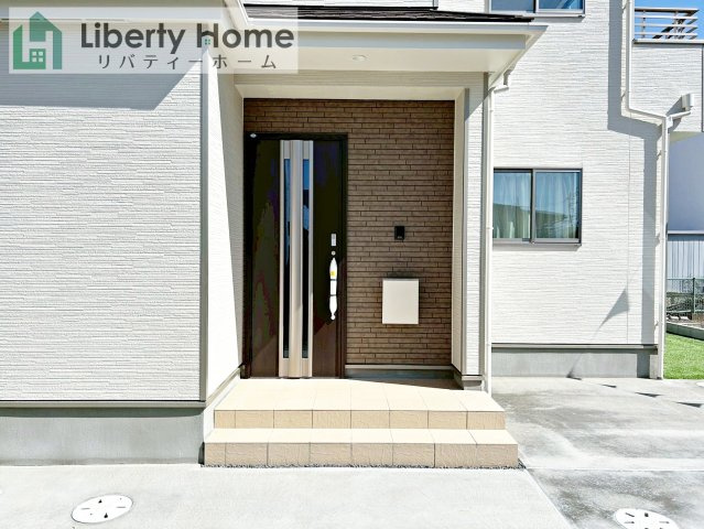 水戸市大塚町　新築戸建　B号棟のエントランス