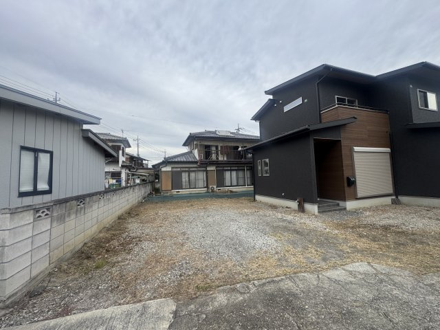 高崎市吉井町吉井　中古住宅の駐車場|並列駐車2台可能です！