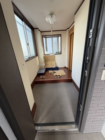 手広ビルの玄関