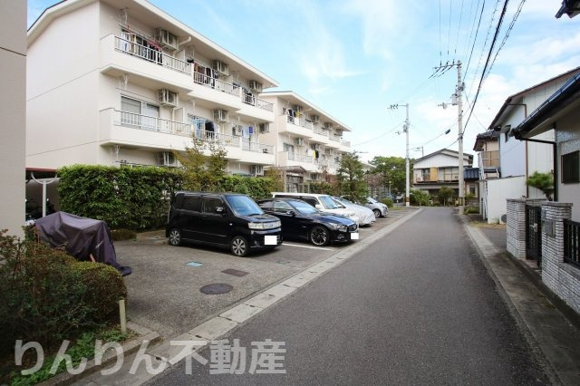【駐車場】 | メゾンオレンジ3A.B | 車をお持ちの方に嬉しい駐車場付きの物件です