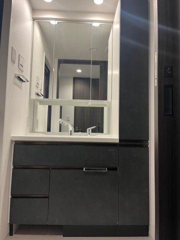 オープンレジデンシア大濠西の独立洗面台|朝の支度にも助かる、独立の洗髪洗面化粧台