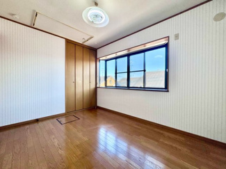 【洋室】 | 宇治市小倉町堀池　中古戸建 | 【3階洋室6帖】
3階部分で日当たりの良いお部屋です。コンパクトながらクローゼットが設けらているので、衣類や小物を収納できます。