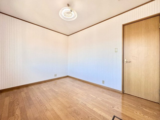 【洋室】 | 宇治市小倉町堀池　中古戸建 | 【3階洋室6帖】
各居室6帖以上のゆったりとした広さですので、プライベートな時間も快適にお過ごしいただけます。