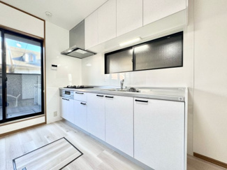 【キッチン】 | 宇治市小倉町堀池　中古戸建 | 【キッチン】
キッチンは壁付けタイプのシステムキッチンでリビング・ダイニングを広く使用できます。
北東向きのバルコニーに面した明るいキッチンスペースです。