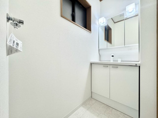 【洗面所】 | 宇治市小倉町堀池　中古戸建 | 【洗面化粧台】
三面鏡の裏にも小物を収納できるので水回りをスッキリと整理できます。