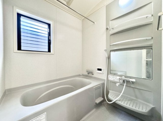 【浴室】 | 宇治市小倉町堀池　中古戸建 | 【浴室】
足を伸ばせる浴槽で一日の疲れをリフレッシュできます。浴室乾燥機付きですので、浴室のカビ防止や急なお洗濯にも助かります。