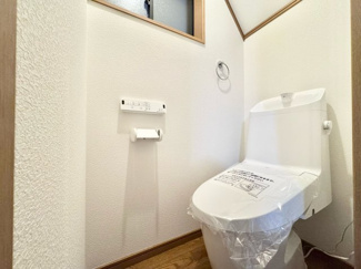【トイレ】 | 宇治市小倉町堀池　中古戸建 | 【1階トイレ】
温水洗浄機能、暖房便座付きで寒い時期も安心です。1階と2階にトイレが設けられているので、朝の忙しい時間も安心ですね。