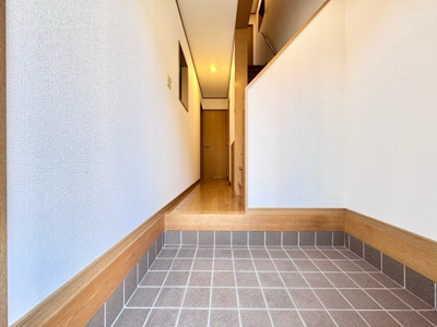 【玄関】 | 宇治市小倉町堀池　中古戸建 | 【玄関】
《ローンの事やお家探しのご相談は（株）ゆいホームにお任せ下さい。ちょっとした疑問にも解りやすくお応えします。》お気軽にどうぞ(^^)/