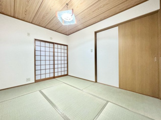 【和室】 | 宇治市小倉町堀池　中古戸建 | 【和室6帖】
畳表替えしています。ゆったりとした6帖の和室で、1階部分につき寝室や客間として使用できます。