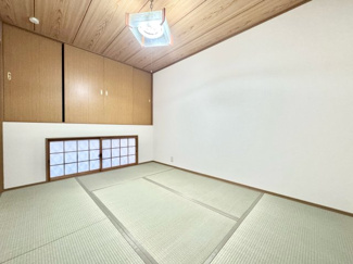 【和室】 | 宇治市小倉町堀池　中古戸建 | 【和室6帖】
上段は収納になっており、布団や座布団などが収納できます。下段には窓が設けられているので、しっかりと換気ができます。