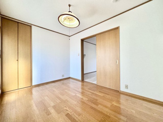 【洋室】 | 宇治市小倉町堀池　中古戸建 | 【2階洋室6帖】
居室としてはもちろん、LDKと続き間になっているので、扉を開放して使用することができます。