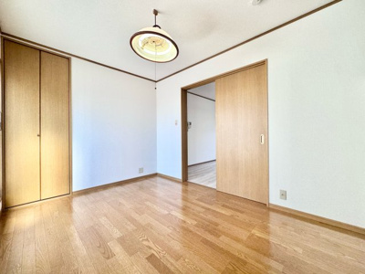 【洋室】 | 宇治市小倉町堀池　中古戸建 | 【2階洋室6帖】
居室としてはもちろん、LDKと続き間になっているので、扉を開放して使用することができます。