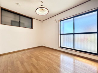 【洋室】 | 宇治市小倉町堀池　中古戸建 | 【2階洋室6帖】
南西向きのバルコニーに面しており、自然の光がたっぷり差し込むお部屋です。