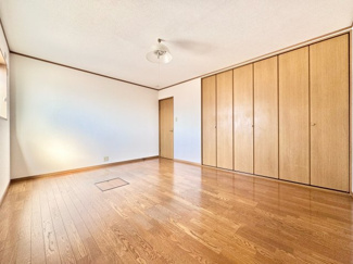 【洋室】 | 宇治市小倉町堀池　中古戸建 | 【洋室10帖】
10帖の広々とした洋室です。ワイドサイズのクローゼットが完備されており収納もバッチリ。