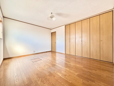 【洋室】 | 宇治市小倉町堀池　中古戸建 | 【洋室10帖】
10帖の広々とした洋室です。ワイドサイズのクローゼットが完備されており収納もバッチリ。