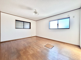 【洋室】 | 宇治市小倉町堀池　中古戸建 | 【洋室10帖】
コンビニ徒歩4分、ドラッグストア徒歩5分、スーパー徒歩12分