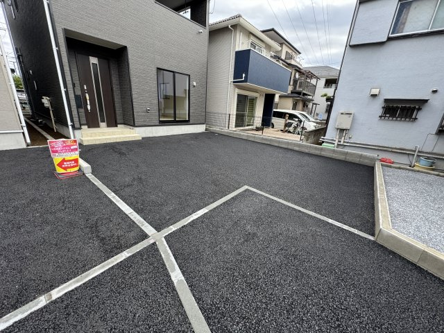 三郷市戸ケ崎３丁目新築戸建【戸ヶ崎小学校：5分】の駐車場|5号棟駐車スペース・並列2台駐車可