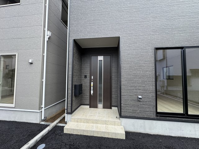 三郷市戸ケ崎３丁目新築戸建【戸ヶ崎小学校：5分】のエントランス|エントランス・玄関ポーチ