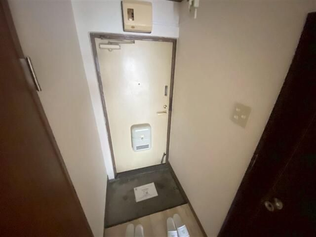 コーポウエダの玄関