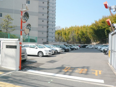 【駐車場】 | 南千里グリーンハイツ | 駐車場出入口