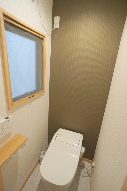 本駒込５　戸建のトイレ|トイレは2階3階にあり。どちらも窓あり。