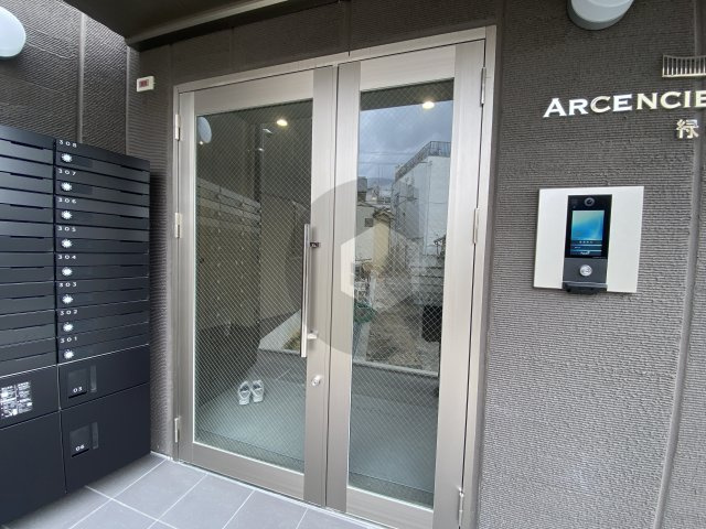 アルカンシェルコート緑橋のエントランス